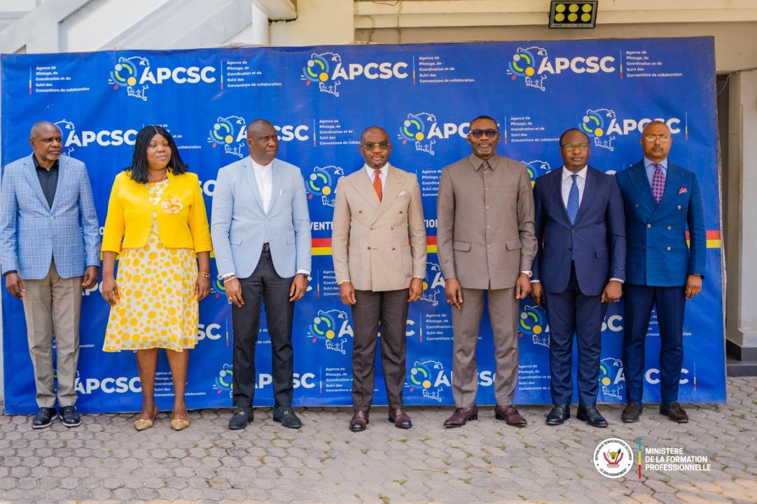 Le ministre d’État chargé de la Formation professionnelle, Marc Ekila (au centre), aux côtés de Freddy Yodi Shembo, DG de l’APCSC, et d’autres responsables, lors d’une séance de travail à Kinshasa
