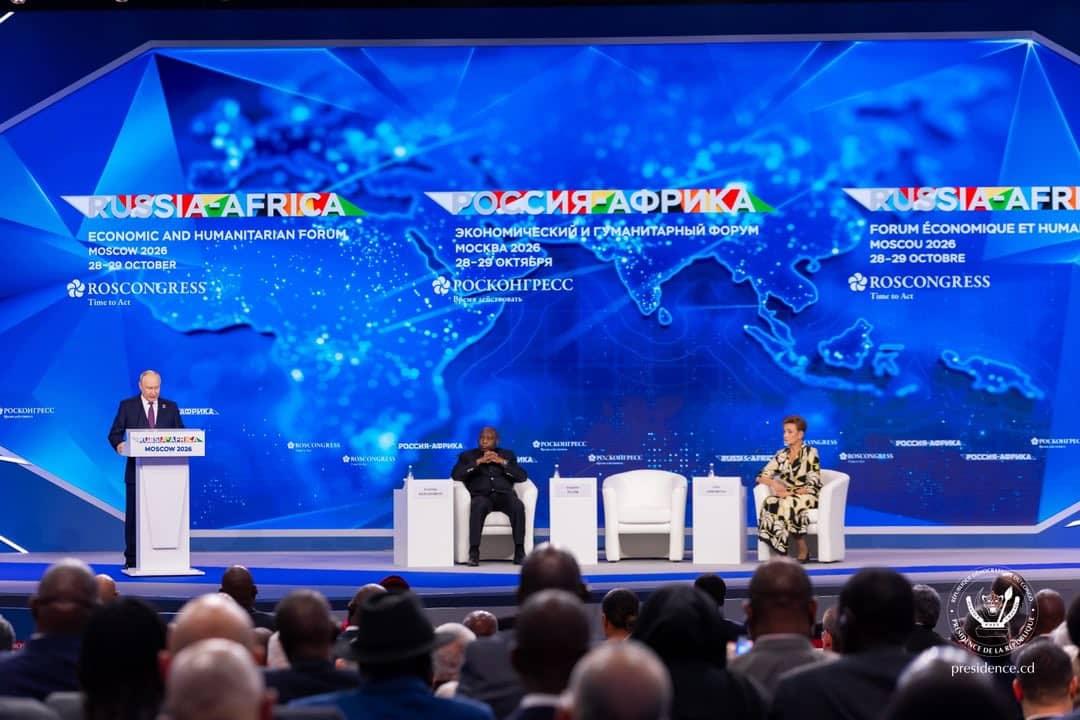 Assis au milieu, le président burundais Evariste Ndayishimiye prend part à l’ouverture du 3e sommet du Forum économique et humanitaire Russie-Arique
