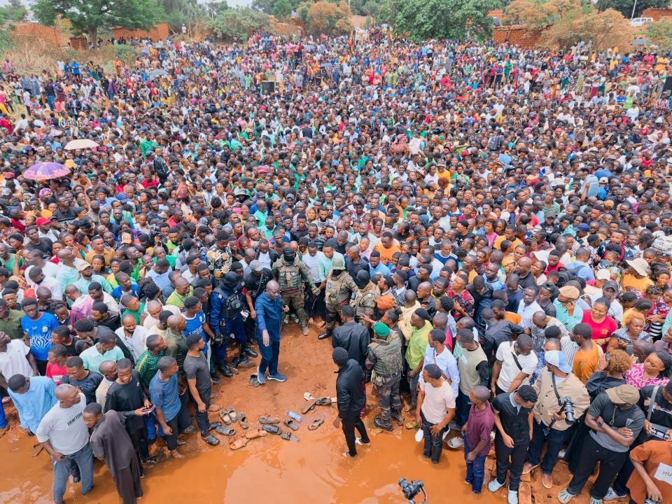 Des milliers de fidèles participent à une cérémonie de baptême par immersion dans les eaux de la rivière Lualaba, en territoire de Mutshatsha, sous la conduite du prophète docteur Mulindwa Jules