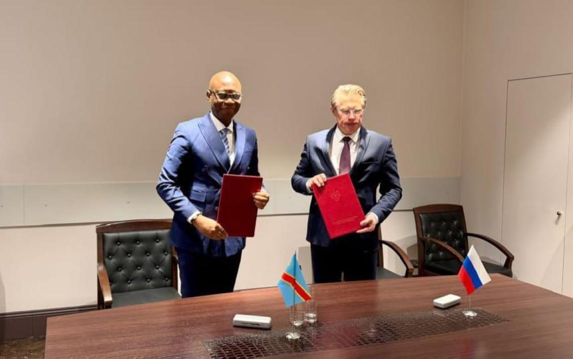 Le ministre congolais de la Santé publique, Roger Kamba, et son homologue russe lors de la signature d’un mémorandum d’entente