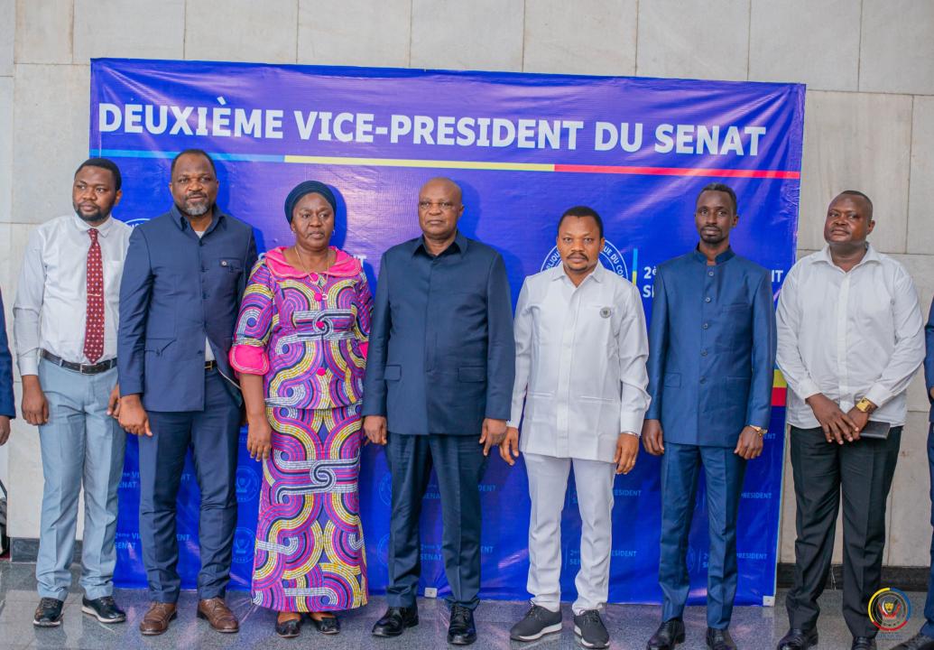 Le deuxième vice-président du Sénat, Norbert Basengezi Katintima (au centre), entouré des membres de la délégation des députés provinciaux du Haut-Uele, reçus à Kinshasa