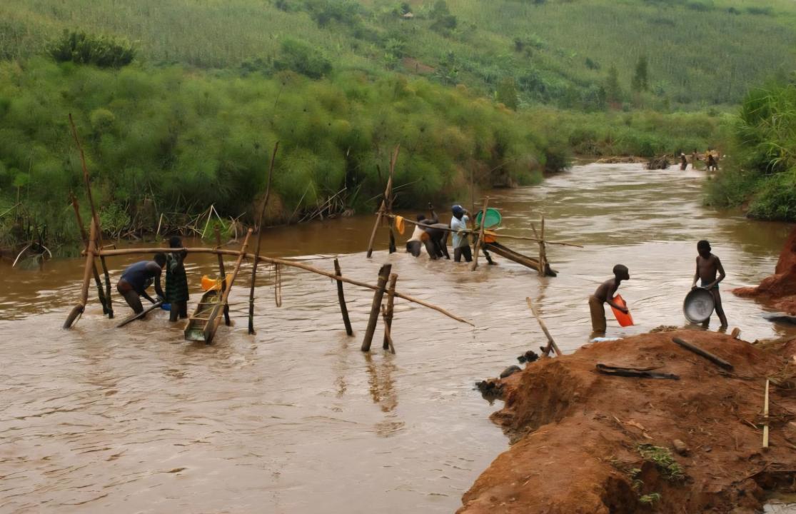 Une rivière affectée par les activités minières [photo d'illustration]
