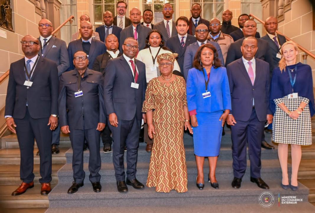 Le ministre du Commerce extérieur, Julien Paluku Kahongya, entouré de représentants de l’Organisation mondiale du commerce (OMC), en marge du troisième Examen de la politique commerciale de la RDC, à Genève