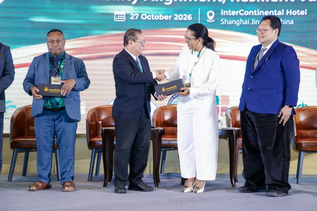 Mme Monique Gieskes, directrice générale de PHC, échange une poignée de main avec un participant à la conférence internationale de Shanghai.
