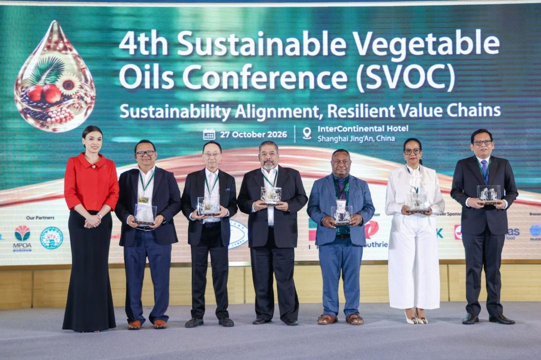 Photo de famille de Mme Monique Gieskes avec des représentants des organisations participantes à la Sustainable Vegetable Oils Conference (SVOC 2026), à Shanghai