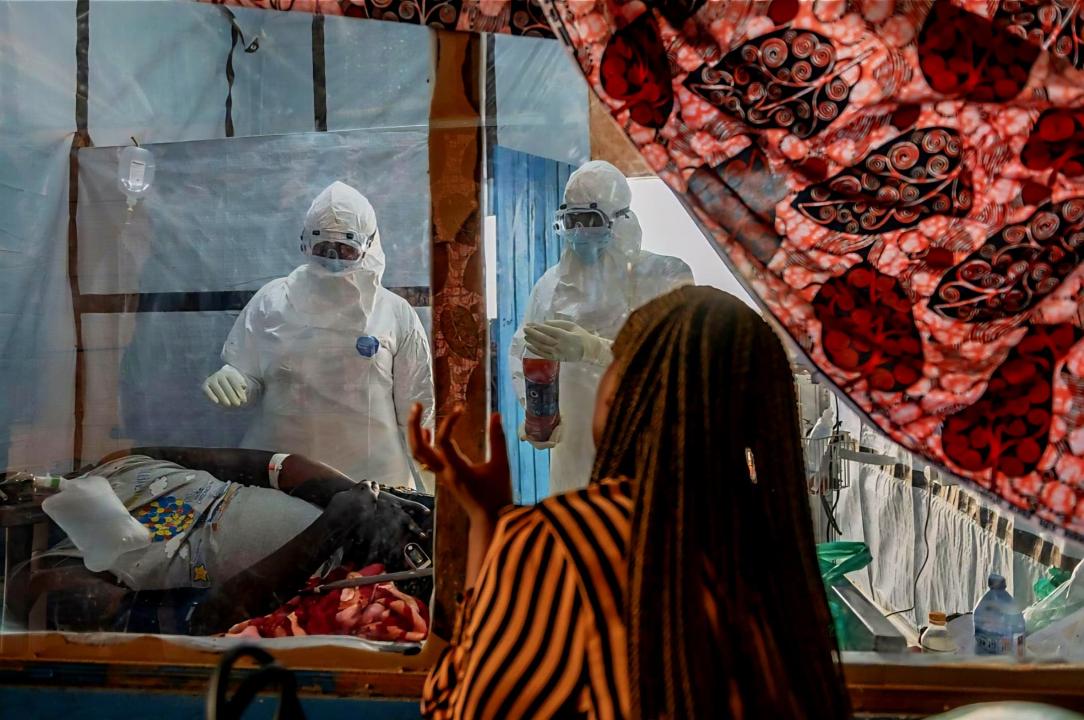 Au centre de traitement Ebola de Kitatumba, à Butembo, le maintien du lien entre les patients et leurs proches participe à leur accompagnement psychosocial