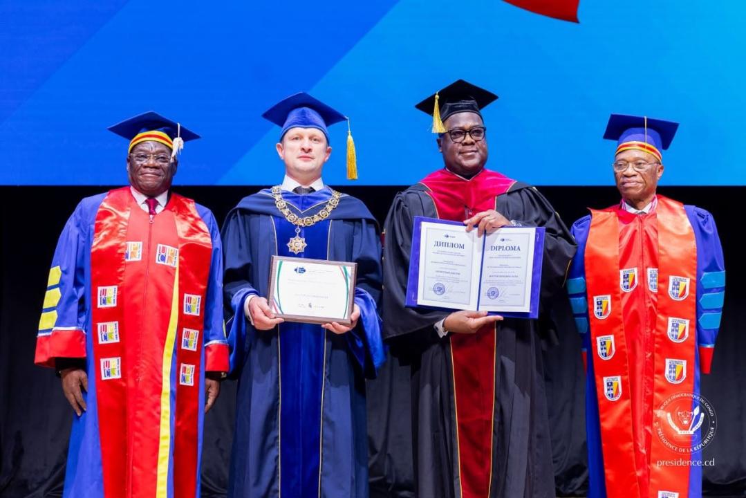 Le président Félix Tshisekedi, pose avec les responsables de l’Université russe de l’Amitié des Peuples (RUDN), à Moscou, après la cérémonie de remise de son titre de Docteur Honoris Causa, ce vendredi 30 octobre 2026