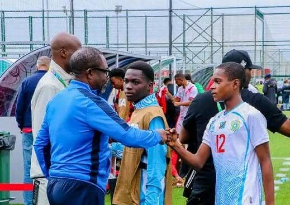 Le président de la FECOFA Véron Mosengo et quelques Léopards U15 à Bakou.