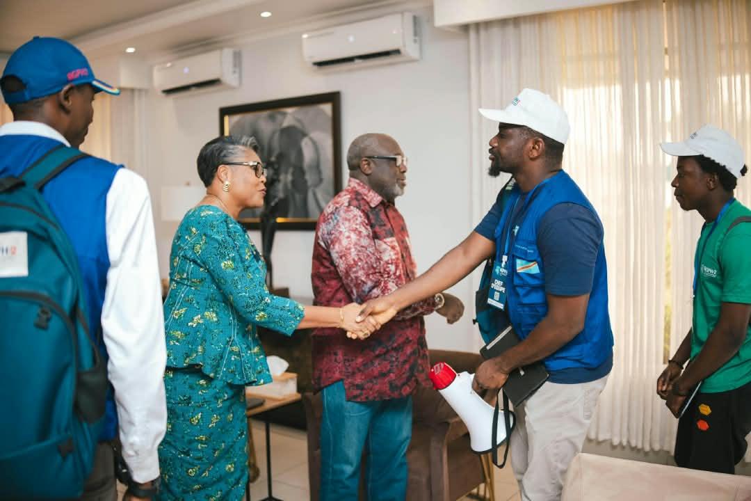 La Première ministre Judith Suminwa, aux côtés de son époux, accueille les agents chargés de la cartographie des ménages dans le cadre du RGPH-2, à sa résidence, ce vendredi 30 octobre 2026.