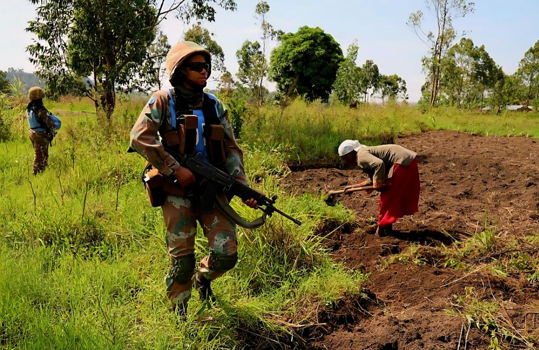 Les Casques bleus de la MONUSCO sécurisent une femme qui vaque à ses activités champêtres dans l’est de la RDC [photo d'illustration]