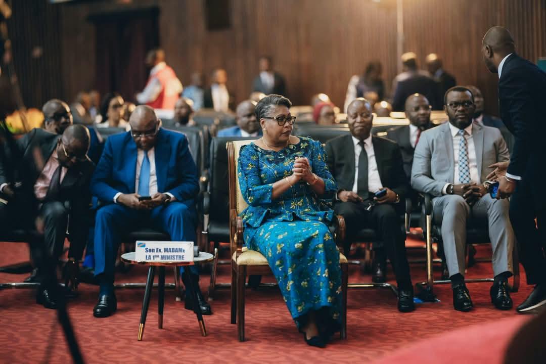 La Première ministre Judith Suminwa Tuluka aux côtés de quelques membres de son équipe gouvernementale, lors de la séance plénière consacrée à l’examen du projet de loi de finances 2027 à l’Assemblée nationale.