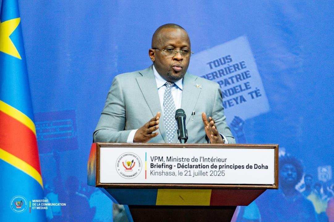 Le vice-Premier ministre de l'Intérieur et Sécurité, Jacquemain Shabani, mardi 21 juillet 2025, lors du briefing de presse avec son collègue de la Communication et Médias, Patrick Muyaya, à Kishasa.