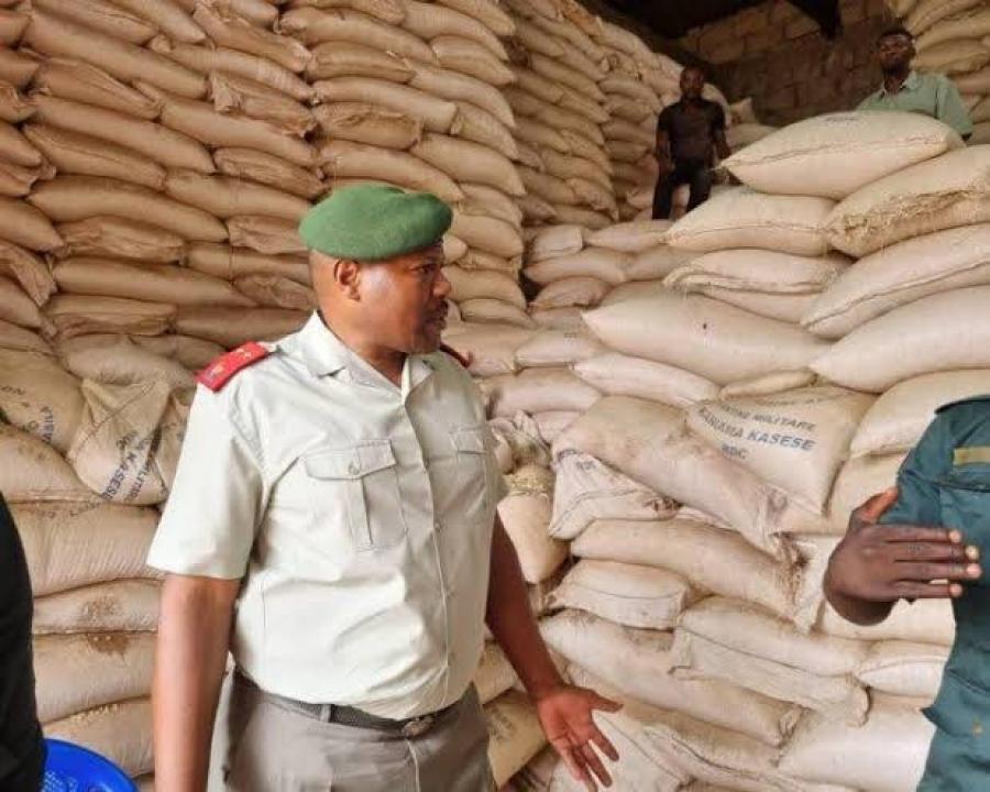 Le commandant du Service national, le lieutenant-général Jean-Pierre Kasongo Kabwik, dans un dépôt de farine de maïs produite par les bâtisseurs de la nation.