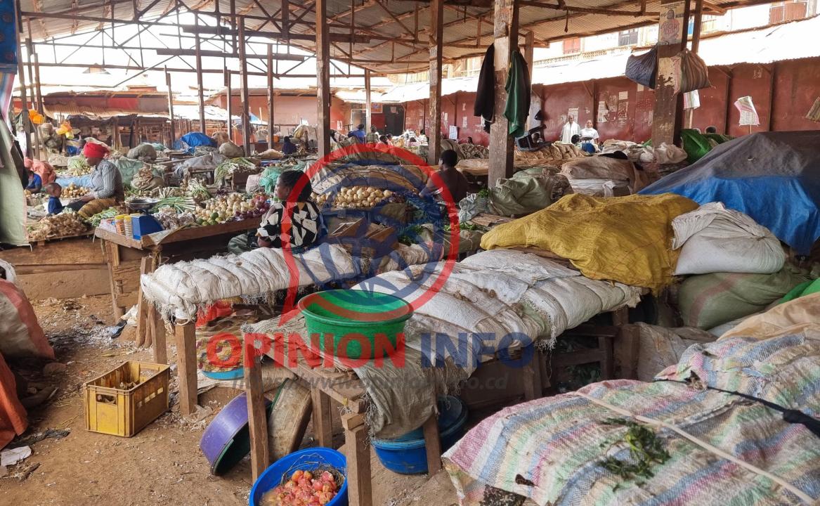 Des vendeuses des denrées alimentaires sans clients au marché central de Butembo